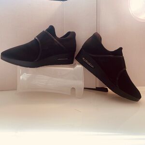 DKNY Black Athletic Shoes with Textured Knit Upper Size 9.5M